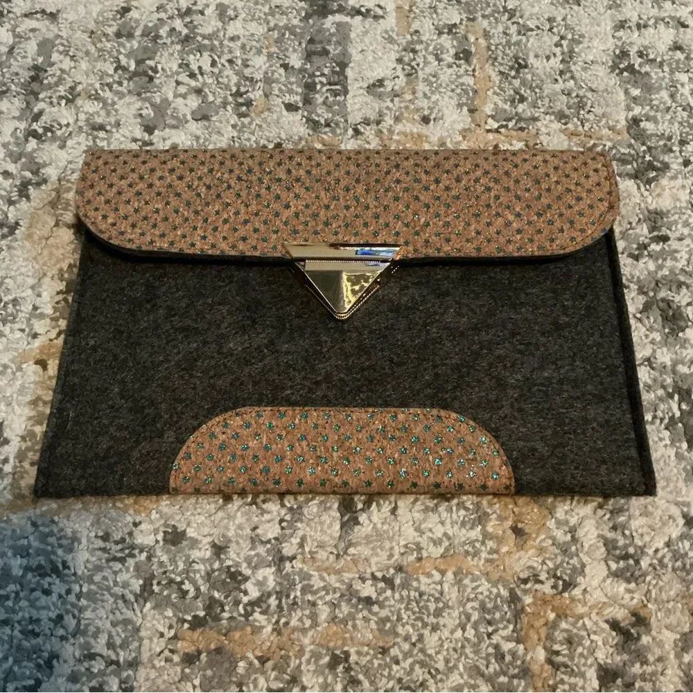 SUPER CUTE WOOL CLUTCH! 2 INSIDE SLOTS, 2 POCKETS ON BACK! VERY SLIM DESIGN.